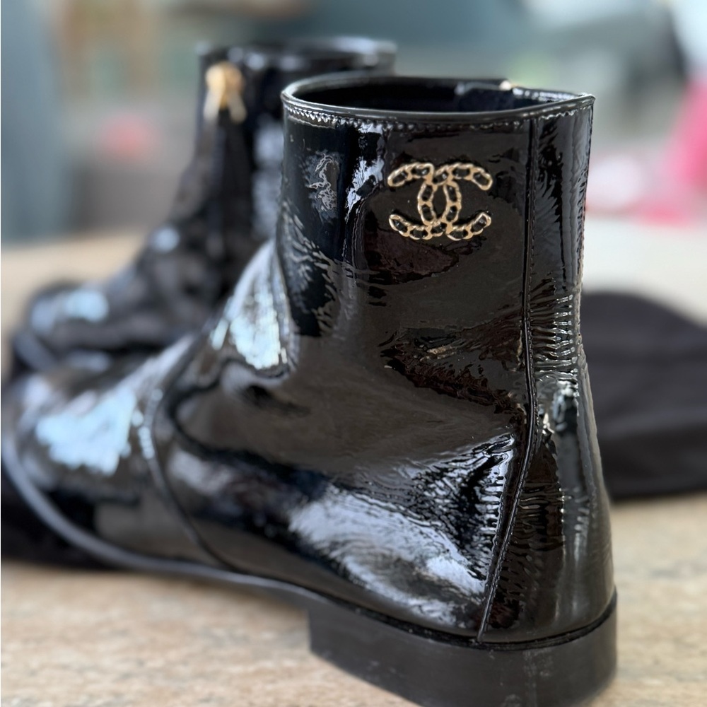 Chanel patent leather boots 
Great condition, lightly worn
Size 39